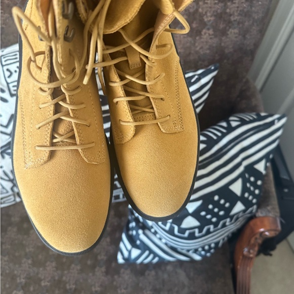 Sorel Shoes - Stylish Tan Lace-Up Boots